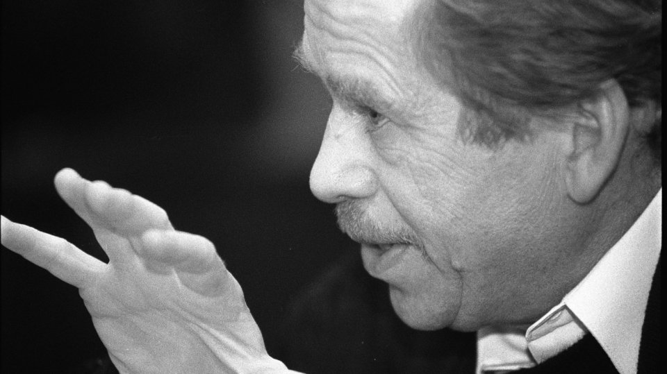 Na konci prosince 1989 byl zvolen Václav Havel jako první nekomunistický prezident Československa po více než padesáti letech.
